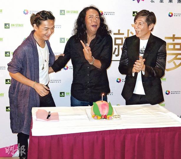 太極樂隊成員鄧建明(中)52歲生日,獲送上壽桃蛋糕,雷有暉(右)與吳國敬(左)齊唱生日歌祝賀。(攝影鎅O者:楊安莉) 太極樂隊成員鄧建明(中)52歲生日,獲送上壽桃蛋糕,雷有暉(右)與吳國敬(左)齊唱生日歌祝賀。(攝影鎅O者:楊安莉)