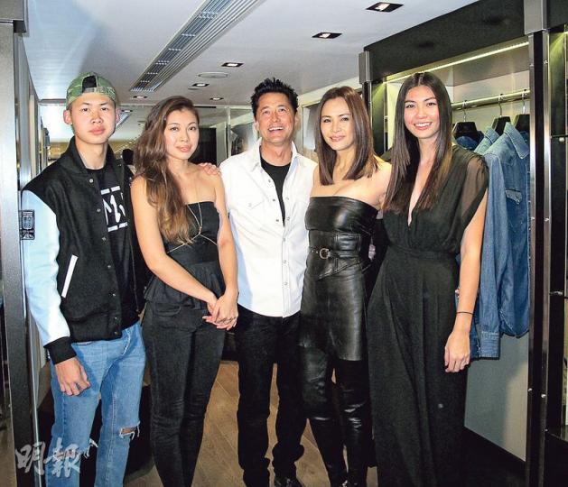 王敏德自家品牌服飾店重開,太太馬詩慧聯同3名子女齊齊撐場。(攝影:柯美) 王敏德自家品牌服飾店重開,太太馬詩慧聯同3名子女齊齊撐場。(攝影:柯美)