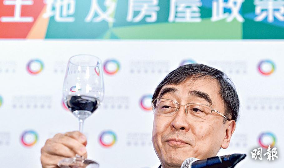 香港團結基金顧問王于漸表示,不認同透過補貼鼓勵更多市民成為業主會製造不公平,他認為應從不同角度看事物,有如他手上的半杯水,有人會看到餘下半杯,但他卻看到仍有半杯。他後來解釋,補貼置業計劃讓政府有較大機會收回房屋成本,既可釋放房屋資源,又可用來支付其他社會開支如醫療福利等,實屬雙贏。(劉焌陶攝) 香港團結基金顧問王于漸表示,不認同透過補貼鼓勵更多市民成為業主會製造不公平,他認為應從不同角度看事物,有如他手上的半杯水,有人會看到餘下半杯,但他卻看到仍有半杯。他後來解釋,補貼置業計劃讓政府有較大機會收回房屋成本,既可釋放房屋資源,又可用來支付其他社會開支如醫療福利等,實屬雙贏。(劉焌陶攝)
