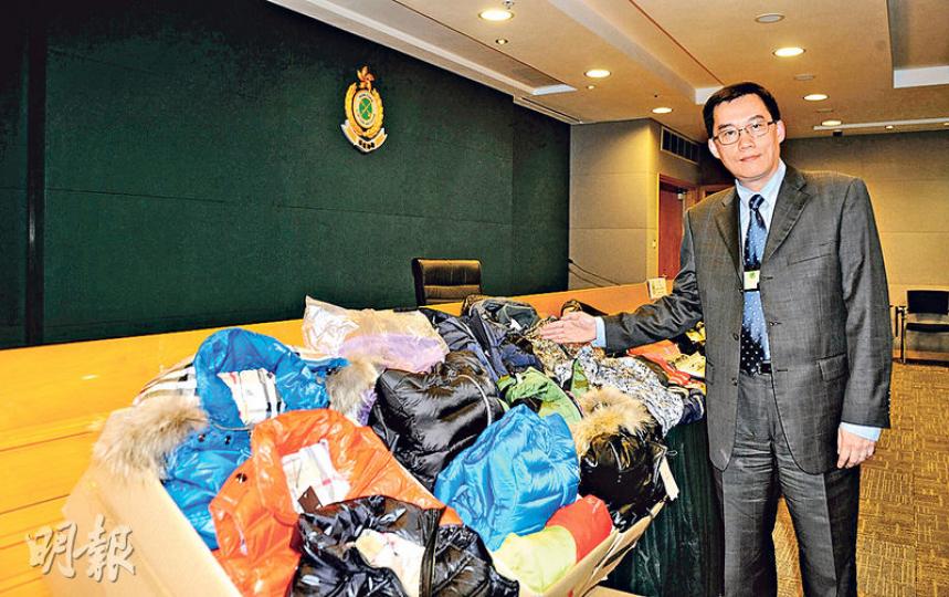 海關版權及商標一般調查組指揮官林由德(圖)展示在樓上展銷場檢獲的900多件懷疑冒牌物品,主要為女士服飾及皮具,總值約62萬元。(賴俊傑攝)海關所檢獲的冒牌時裝手工差劣,不少冒牌貨更出現品牌與紙牌不符的情况,例如冒牌的「PRADA」外套,掛上的紙牌卻是「BURBERRY」(圖)。(賴俊傑攝) 海關版權及商標一般調查組指揮官林由德(圖)展示在樓上展銷場檢獲的900多件懷疑冒牌物品,主要為女士服飾及皮具,總值約62萬元。(賴俊傑攝)海關所檢獲的冒牌時裝手工差劣,不少冒牌貨更出現品牌與紙牌不符的情况,例如冒牌的「PRADA」外套,掛上的紙牌卻是「BURBERRY」(圖)。(賴俊傑攝)