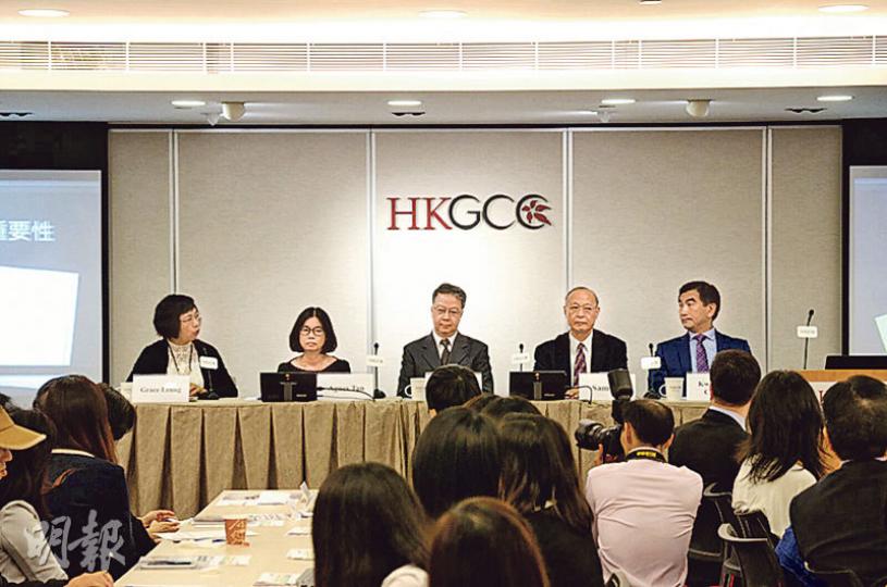 香港總商會及香港版權大聯盟昨合辦版權研討會,香港國際影視協會常務董事何偉雄(中)稱,業界「含淚」接受版權條例修訂,期望政府會進一步檢討。(葉真真攝) 香港總商會及香港版權大聯盟昨合辦版權研討會,香港國際影視協會常務董事何偉雄(中)稱,業界「含淚」接受版權條例修訂,期望政府會進一步檢討。(葉真真攝)