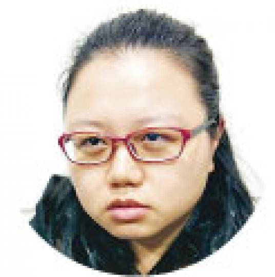 以6.3萬元投得最高價濕貨單位的「江記水仙」負責人潘小姐(圖)說,在年宵賣了30年水仙的父親患腦退化症,未能繼續擺檔,故將「全家總動員」,希望能繼續做下去。(鄧力行攝)有「桃花大王」之稱的花農劉海濤(圖)稱,今年投得10個攤位,共用21萬元。(黃志東攝) 以6.3萬元投得最高價濕貨單位的「江記水仙」負責人潘小姐(圖)說,在年宵賣了30年水仙的父親患腦退化症,未能繼續擺檔,故將「全家總動員」,希望能繼續做下去。(鄧力行攝)有「桃花大王」之稱的花農劉海濤(圖)稱,今年投得10個攤位,共用21萬元。(黃志東攝)