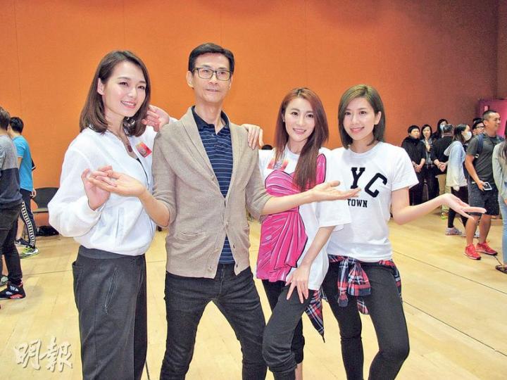 呂慧儀(左起)、鄭少秋、林夏薇與黃智雯於台慶夜表演大型歌舞。(攝影:鍾一虹) 呂慧儀(左起)、鄭少秋、林夏薇與黃智雯於台慶夜表演大型歌舞。(攝影:鍾一虹)