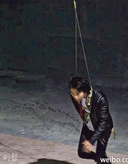 竇靖童吊威也上陣,不知在拍攝什麼呢?(微博圖片)竇靖童遺傳了媽咪王菲的長腿優點。(微博圖片) 竇靖童吊威也上陣,不知在拍攝什麼呢?(微博圖片)竇靖童遺傳了媽咪王菲的長腿優點。(微博圖片)