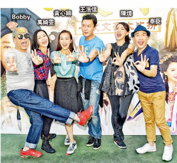 《東坡家事》一眾演員昨日到學校宣傳,合照時齊舉起3隻手指,望收視過30點。(攝影﹕柯美) 《東坡家事》一眾演員昨日到學校宣傳,合照時齊舉起3隻手指,望收視過30點。(攝影﹕柯美)