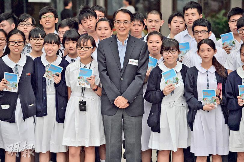 被免職的前公務員事務局長鄧國威（中）出席公開活動，向近60名中學生分享公務員生涯。他說現正享受退休生活，希望日後多點與年輕人做類似講座。（鄧宗弘攝）