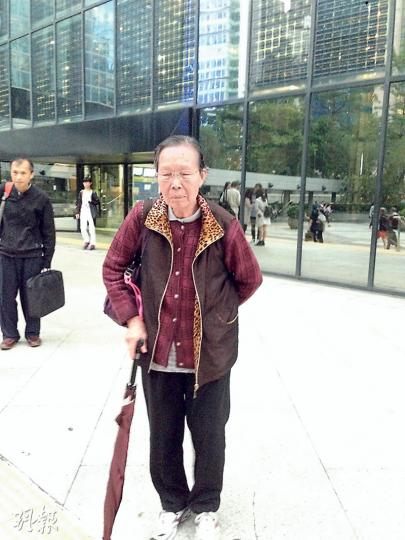 85歲原訴人梁桂英(圖),聲稱不滿長子把她趕離居住了25年的單位,興訟要求法庭頒令單位屬她所有。(黃建邦攝)與八旬母親對簿公堂的被告陸文揚(圖)昨戴上口罩,由親友陪同到區域法院出席聆訊。(黃建邦攝) 85歲原訴人梁桂英(圖),聲稱不滿長子把她趕離居住了25年的單位,興訟要求法庭頒令單位屬她所有。(黃建邦攝)與八旬母親對簿公堂的被告陸文揚(圖)昨戴上口罩,由親友陪同到區域法院出席聆訊。(黃建邦攝)