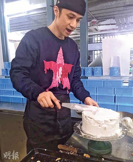 古巨基昨天仍細心做蛋糕,會否就是結婚蛋糕呢?(微博圖片) 古巨基昨天仍細心做蛋糕,會否就是結婚蛋糕呢?(微博圖片)