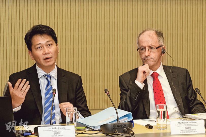 政府擬立法為強積金制度引入「預設投資策略」,財經事務及庫務局副秘書長張國財(左)表示,未來會檢討管理費上限,或有下調空間。圖右為積金局執行董事馬誠信。(郭慶輝攝) 政府擬立法為強積金制度引入「預設投資策略」,財經事務及庫務局副秘書長張國財(左)表示,未來會檢討管理費上限,或有下調空間。圖右為積金局執行董事馬誠信。(郭慶輝攝)