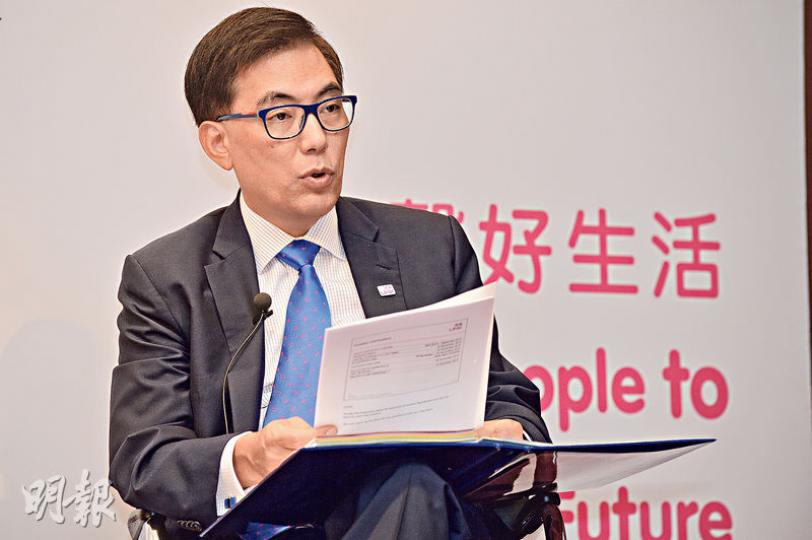 領展執行董事兼行政總裁王國龍(圖)表示,公司計劃將最近出售五個屋邨商場套現所得,用於股份回購、收購及營運資金所需。(蘇智鑫攝) 領展執行董事兼行政總裁王國龍(圖)表示,公司計劃將最近出售五個屋邨商場套現所得,用於股份回購、收購及營運資金所需。(蘇智鑫攝)