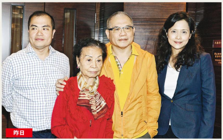 甘老太麥少珍(左二)昨日戲劇性地與次子甘琨禮(右二)及孫兒甘連宏(左一)、孫女甘蕎因(右一)一同出席記者會。甘琨禮其後問母親為何現在支持他,甘老太稱,「梗係啦,得番一個仔」。(黃志東攝) 甘老太麥少珍(左二)昨日戲劇性地與次子甘琨禮(右二)及孫兒甘連宏(左一)、孫女甘蕎因(右一)一同出席記者會。甘琨禮其後問母親為何現在支持他,甘老太稱,「梗係啦,得番一個仔」。(黃志東攝)