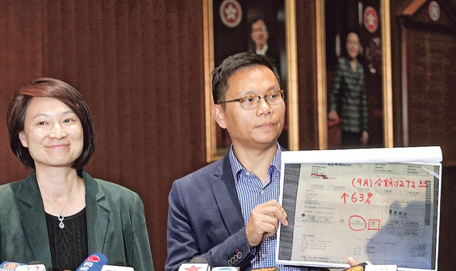 對於政府提出由承建商補貼水費,民建聯立法會議員陳恒鑌(右)歡迎政府接納民建聯建議。他手持居民的水費單圖片,指鉛水風波令受影響邨民水費增加,舉例有居民9月水費較上一期水費貴逾六成。陳恒鑌在區議會選舉出選荃灣楊屋道選區,對手是林錫添。左為民建聯主席李慧琼。 (郭慶輝攝) 對於政府提出由承建商補貼水費,民建聯立法會議員陳恒鑌(右)歡迎政府接納民建聯建議。他手持居民的水費單圖片,指鉛水風波令受影響邨民水費增加,舉例有居民9月水費較上一期水費貴逾六成。陳恒鑌在區議會選舉出選荃灣楊屋道選區,對手是林錫添。左為民建聯主席李慧琼。 (郭慶輝攝)