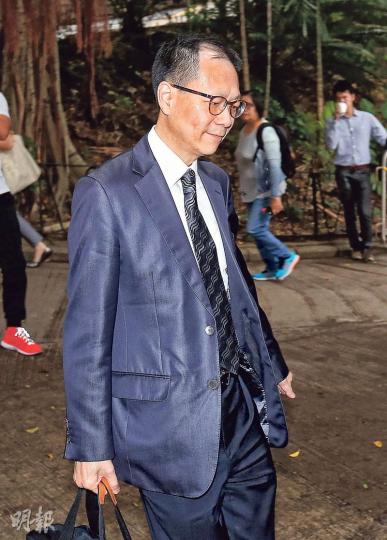 房屋署啟晴邨和榮昌邨總建築師嚴汝洲(圖)昨日的供辭指出,相信是啟晴邨承建商中國建築違反合約使用含鉛焊料,但無法判斷是何方決定使用涉事焊料。(馮凱鍵攝) 房屋署啟晴邨和榮昌邨總建築師嚴汝洲(圖)昨日的供辭指出,相信是啟晴邨承建商中國建築違反合約使用含鉛焊料,但無法判斷是何方決定使用涉事焊料。(馮凱鍵攝)