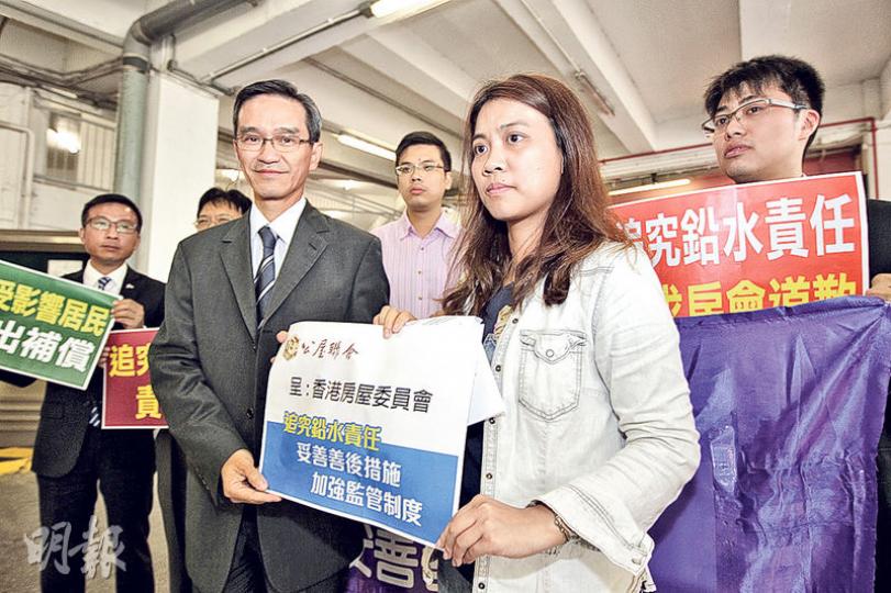 房委會委員昨與公屋聯會代表會面，房屋委員會資助房屋小組主席黃遠輝（前左）會面前接受請願信。房署官員於會上透露，4間鉛水承建商已遞交替涉事屋邨換喉的設計圖方案，水務署回覆本報，已批出其中3間承建商的施工許可。（郭慶輝攝）