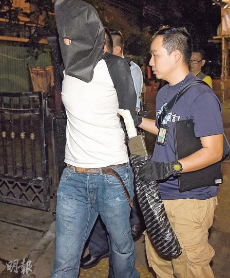 警方拘捕持開山刀離家的青年，並帶走疑屬少年的開山刀。（蔡方山攝）