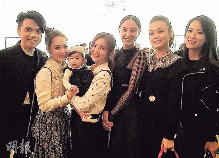 鄭希怡愛女「梁浸浸」成為「集郵」對象，張敬軒、Twins、容祖兒、霍汶希包圍她合照。（微博圖片）「梁浸浸」第一次出席婚禮玩得太高興，累倒牀上。（微博圖片）