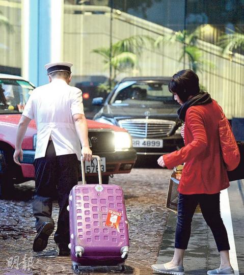 港府昨公布第三季GDP增長放慢至2.3％，其中一個原因是旅客來港下跌，打擊服務輸出。（鍾林枝攝）