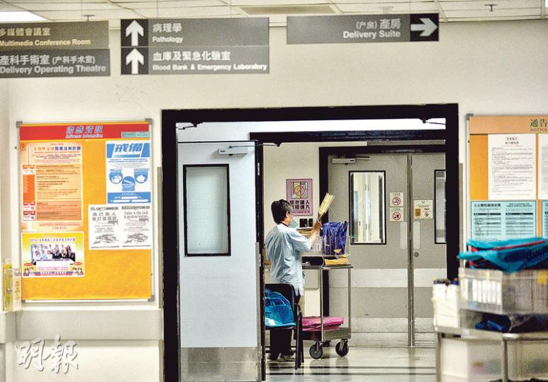 聯合醫院解剖病理學專科醫生人手短缺，今日起推出5項措施以解人手荒，預料非緊急的化驗時間會延長。（明報記者攝）