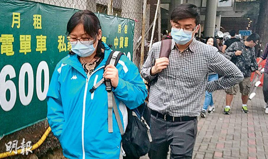 死者宋海洲的遺孀（左）昨在庭外堅持丈夫並非死於自然，至今她仍未能釋懷。她與兒子宋旋（右）現已移居外地，今次特意回港出席死因研訊。（張梓鈴攝）