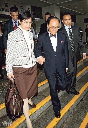 涉嫌公職人員行為失當的前特首曾蔭權（右），昨與妻子曾鮑笑薇（左）十指緊扣到東區裁判法院應訊，神態顯得比上一次應訊時輕鬆。二人離開法院時保持沉默，沒回答記者提問。（鍾林枝攝）