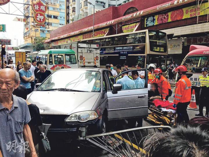車禍後，警員到場調查，以盜竊、瘋狂駕駛、藏有第一部毒藥、藥後駕駛及沒第三者保險下駕駛5罪名拘捕女司機，送院治理。（網民Benson Tin攝）