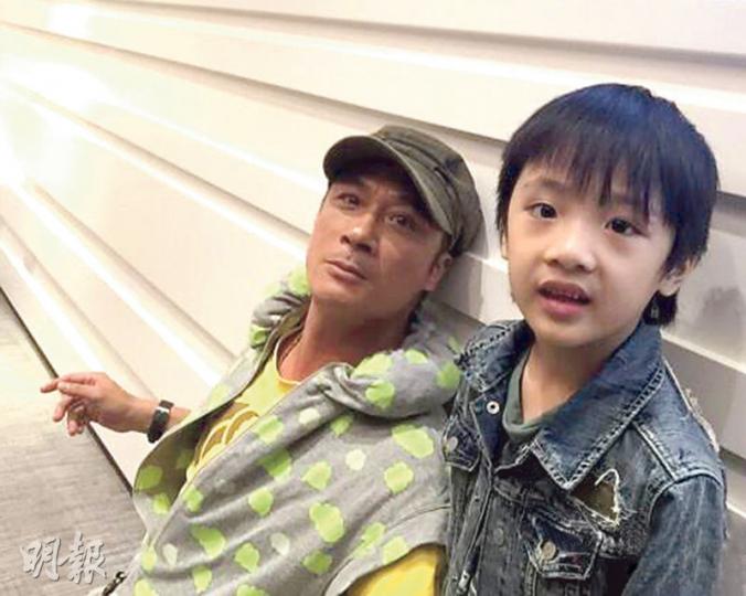 吳鎮宇與兒子Feynman感情好，他採取軟硬兼施的管教方式。（微博圖片）Feynman望着面前的功課，眼都凸埋。（微博圖片）Feynman做功課做到無心機，露出疲累表情。（微博圖片）