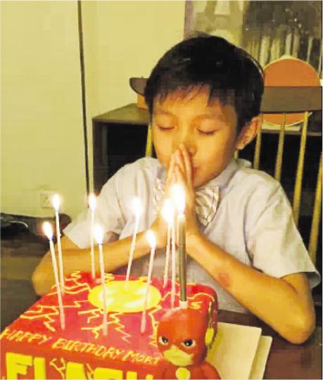 魔童轉眼已9歲，對着生日蛋糕許願。（微博圖片）