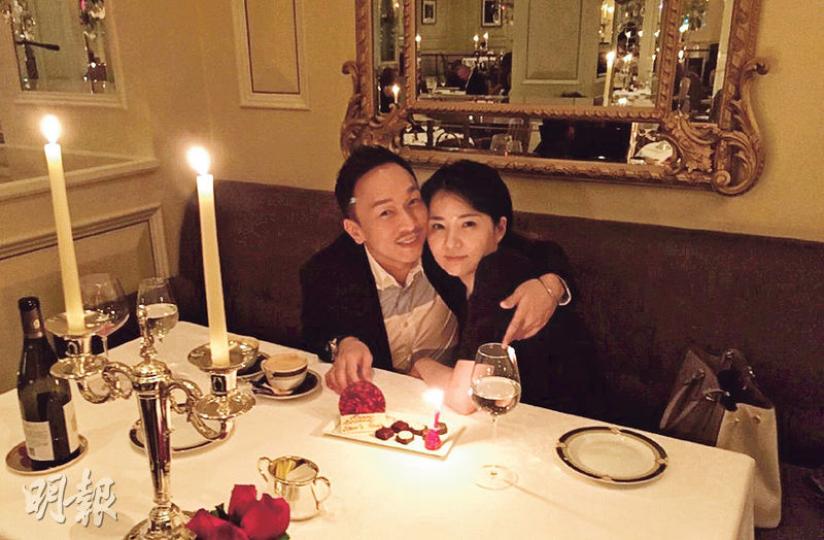 黃家強前晚與太太Makiko燭光晚餐，慶祝51歲生日。（微博圖片）家強坦言生日和自己最愛的人一起度過是最幸福的事。（微博圖片）