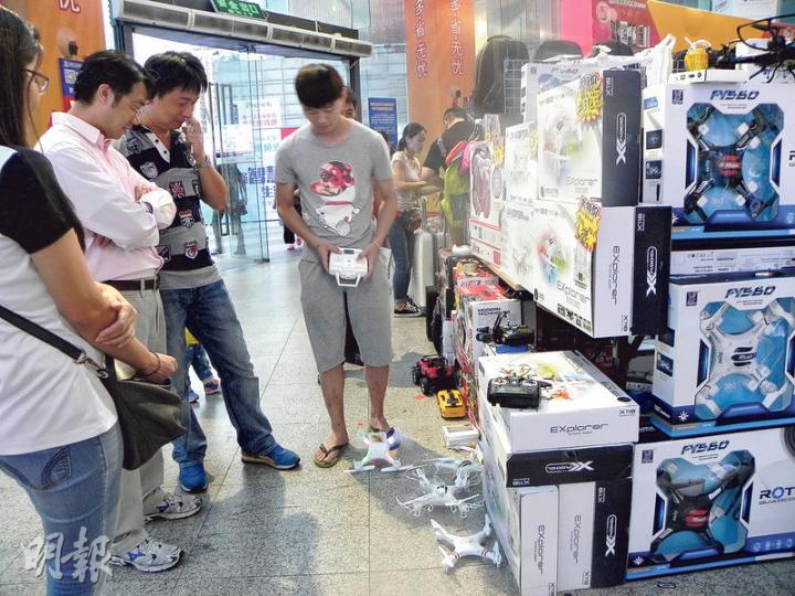 在深圳華強北電子商城出售的玩具無人機，售價僅百多元人民幣。（李泉攝）