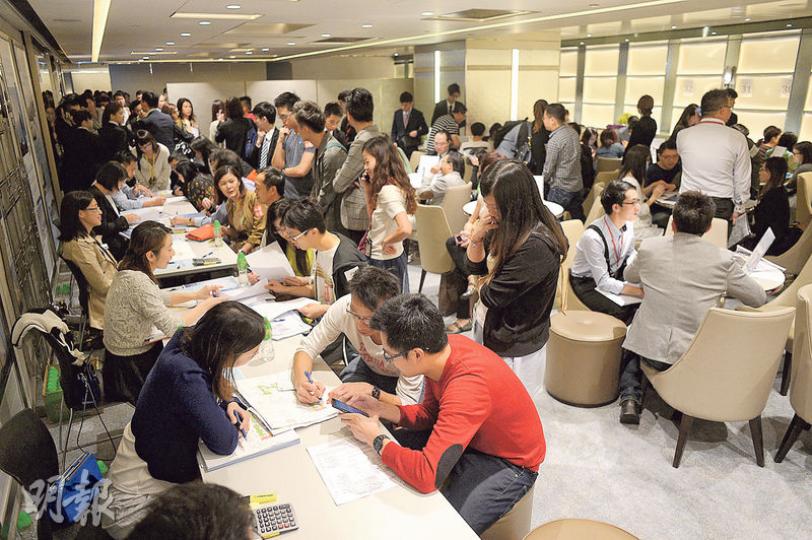 雖然將軍澳新盤供應不絕，但CAPRI昨日首推308個單位，即日已售約300伙，可售單位接近售罊，並為發展商套現24.6億元。（鍾林枝攝）