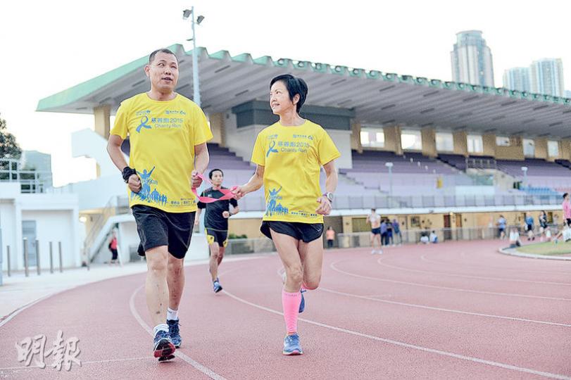 聯合國兒童基金會慈善跑兩名跑手（左起）鄧炳業及梁鳳鳴，希望透過跑步，為世界各地愛滋病童盡一分力，最後做到零感染。（鍾林枝攝）
