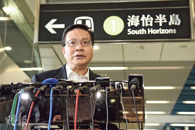 運房局長張炳良昨視察南港島線（東段）海洋公園站工程進度，指南港島線（東段）進度達九成，目標仍是明年底通車，而路政署收到港鐵匯報，沙中線鑽石山站擴建工程有承建商的母公司出現財困，他引述港鐵指工程如常進行。（陳淑安攝）