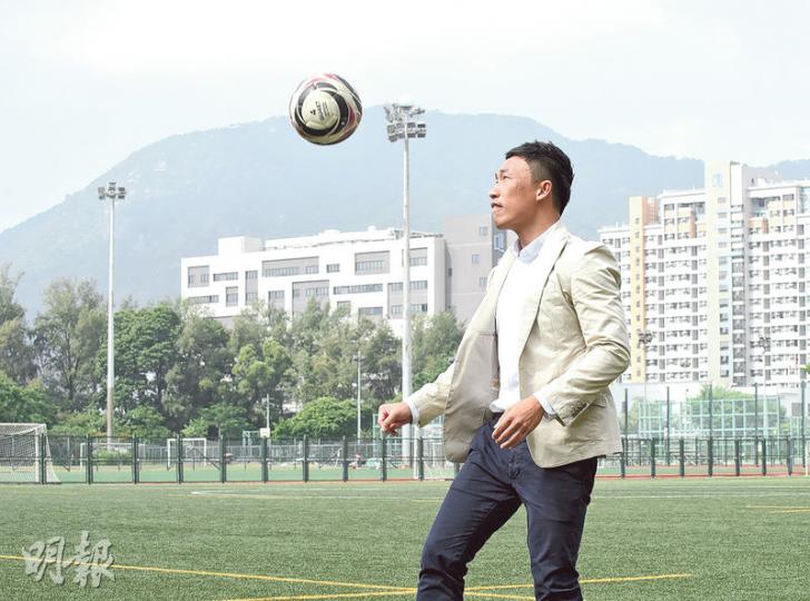前港青足球員吳家駿（圖）到內地中小學開辦足球課程，他認為香港足球長遠需提升水平，不能單靠稍縱即逝的熱潮吸引球迷。（陳淑安攝）
