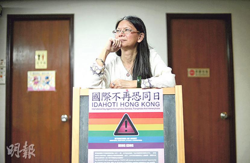 「細細老師」陸月明開設「身心診療室」，治療身體疾病，也治療心靈。她捱過每次上廁所也懼怕受欺凌的歲月，也見證兒時朋友相繼自殺，憑着「活着便要活得好」的信念走到今天。她兩年前挺身「出櫃」，希望讓政府看見雙性人，也鼓勵同路人別因自覺有缺陷而難堪。（鍾林枝攝）