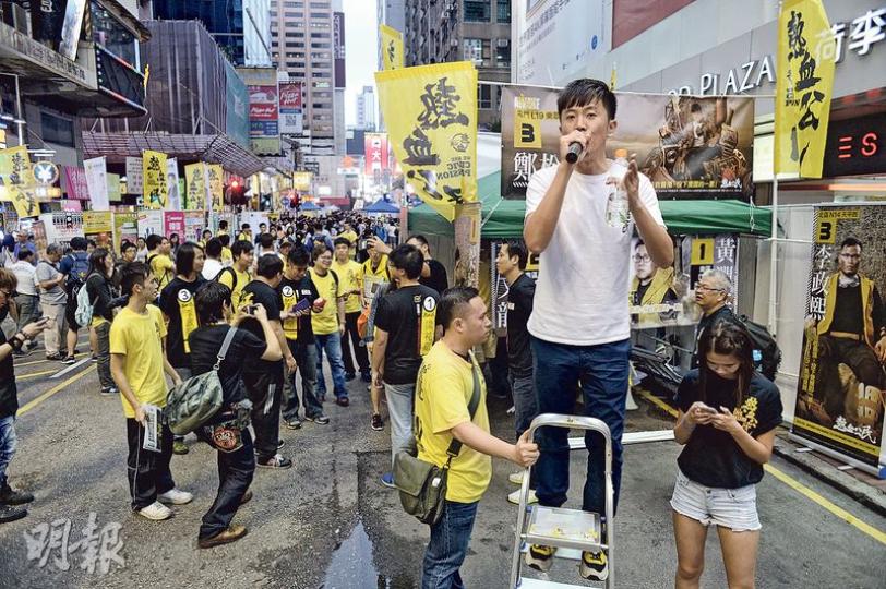 熱血公民昨日於旺角行人專用區舉行區議會造勢大會，屯門樂翠選區參選人鄭松泰（白衣者）冀將本土聲音帶進議會，不希望被建制派壟斷議會。屯門樂翠選區今屆共6人爭一議席，其他參選人為何君堯、阮偉忠、張永偉、沈錦添及何俊仁。（鍾林枝攝）廣東社團總會昨在將軍澳舉行造勢會，呼籲選民支持民建聯西貢區3名候選人，約300名支持者出席，包括在彩健出選的吳東河（右二起）（對手為何民傑）、廣明選區的莊元苳（對手為舒孝傑及蔡明禧），以及在健明出選，與新民主同盟梁里對撼的民建聯周家樂。（鍾林枝攝）