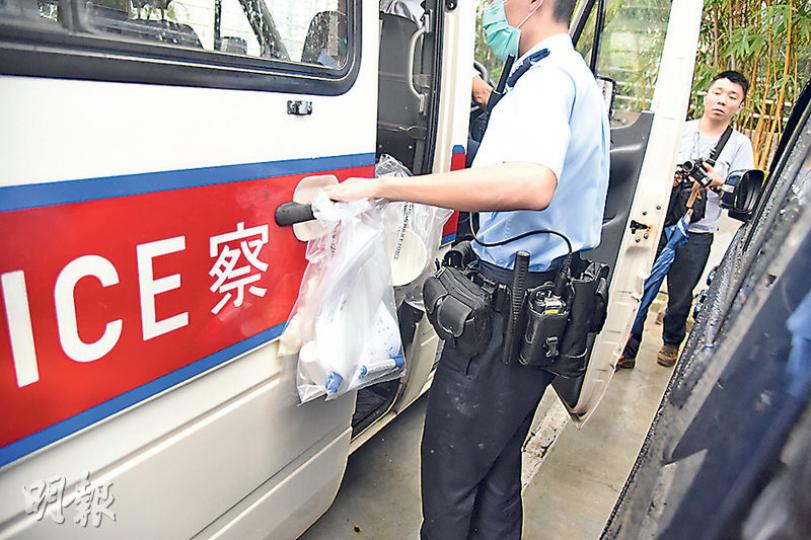 青年在寓所昏迷後死亡，警方初步調查疑有人仰藥自殺，在單位檢走證物如藥樽等。（林智傑攝）