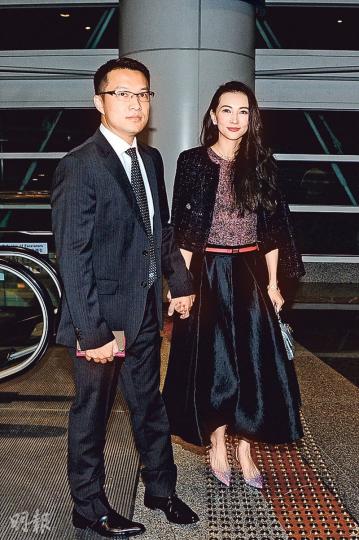 薛嘉麟與太太諸葛紫岐出席飲宴，以行動證明夫妻關係似「春天」。（攝影：鍾偉茵）