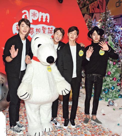 韓國男子組合101四子宋元錫（左起）、郭時暘、權度均及安孝燮來港出席聖誕擺設亮燈活動，與Snoopy合照。（攝影鎅O者：陳釗）安孝燮背着女粉絲玩遊戲。（攝影鎅O者：陳釗）