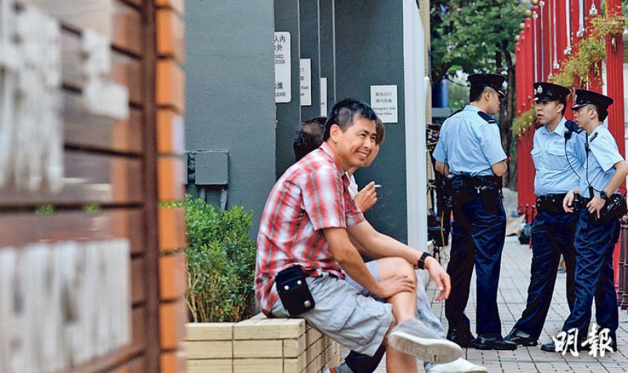 記者昨到旺角場觀察，球場的花墟和界限街入口均有警員把守，亦有便裝警員在球場外巡邏。（蘇智鑫攝）港隊眾將在港隊體能教練池田誠剛帶領下，做協調平衡訓練。今場比賽港隊贊助商獎金加碼，若港隊勝出，最少可獲各贊助商180萬元獎金。（卓志恆攝）