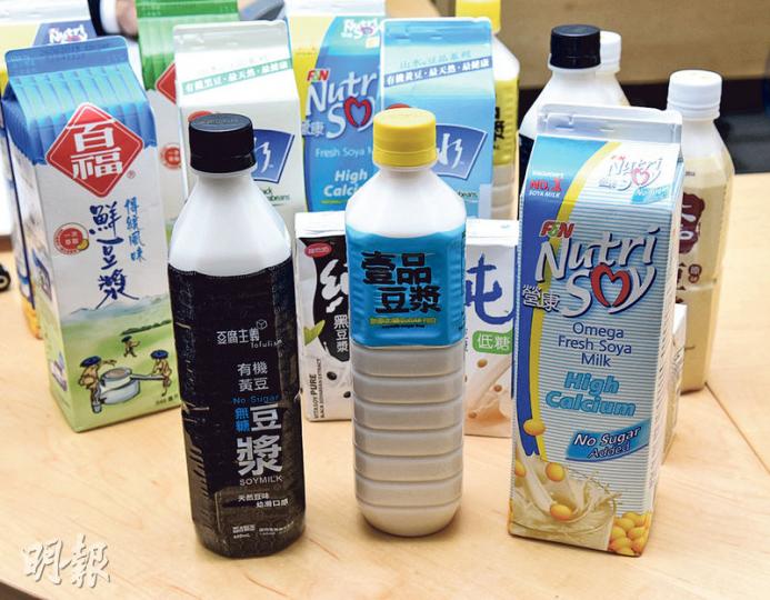 消委會提醒，豆漿雖不算「高糖」，但若飲用量大，攝入的糖分亦不容忽視。圖中前排左起「豆腐主義無糖豆漿」、「壹品豆漿（無添加糖）」及「營康奧米加鮮豆漿高鈣無添加糖」，前兩者每100毫升含0.5克糖，可歸類為「無糖」；營康奧米加每100毫升含1克糖，亦為較低糖選擇。（陳淑安攝）
