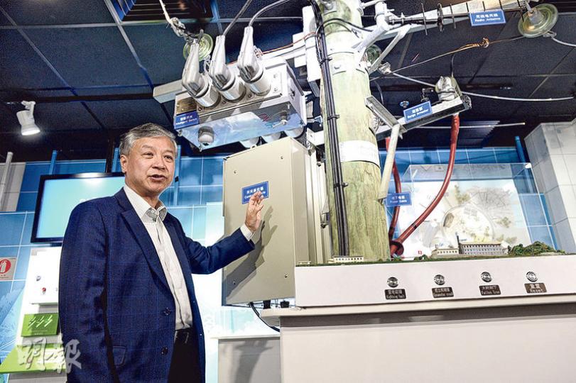 中電總裁潘偉賢（圖）昨與傳媒茶敘，交代未來一年工作。他說，中電近年積極發展智能電網，利用智能技術對電網作實時分析，當架空天線受雷擊或樹木干擾等，系統會自動找出問題，找尋正常供電線路自動復電。中電將陸續在容易受外在因素影響的架空天線安裝自動復電系統。（鍾林枝攝）