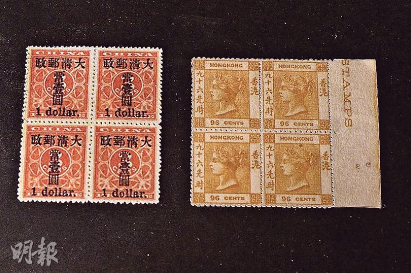 （圖左）展覽中價值最高的是1897年清朝時期印製的「紅印花小壹圓」四方連郵票，現僅這四方連存世，估價高達4000萬元。清政府當年有意對外開放，故委託英國公司在郵票加印英文「1 dollar（一元）」字樣。（圖右）1864年3月，香港郵局由英國訂製一批96仙郵票，結果顏色由原來的灰褐色誤印為橄欖棕色。此96仙橄欖棕色四方連郵票是至今已知唯一未曾使用過的相連票，估價約1000萬元。（馮凱鍵攝）1841年英軍在港設立第一間郵局，當時香港未被英政府確認為殖民地，故信封上加蓋的印章沒有英王冠圖案。信件是當