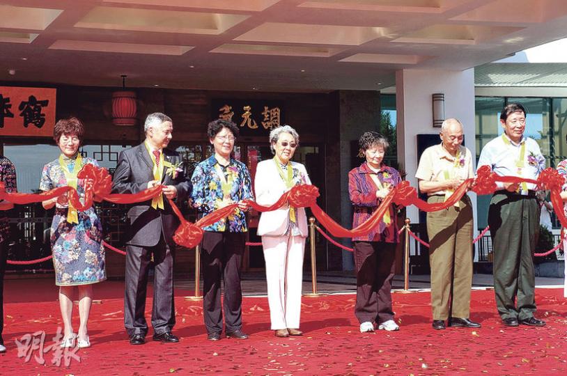 一眾「紅後代」昨在廣州南沙出席一間中醫館的開幕典禮,朱德外孫女劉麗(左起)、劉少奇之孫劉維寧(阿廖沙)、毛澤民外孫女曹立亞、周恩來侄女周秉德、任弼時之女任遠芳、羅瑞卿之子羅箭、羅青長之子羅援。(明報記者攝) 一眾「紅後代」昨在廣州南沙出席一間中醫館的開幕典禮,朱德外孫女劉麗(左起)、劉少奇之孫劉維寧(阿廖沙)、毛澤民外孫女曹立亞、周恩來侄女周秉德、任弼時之女任遠芳、羅瑞卿之子羅箭、羅青長之子羅援。(明報記者攝)