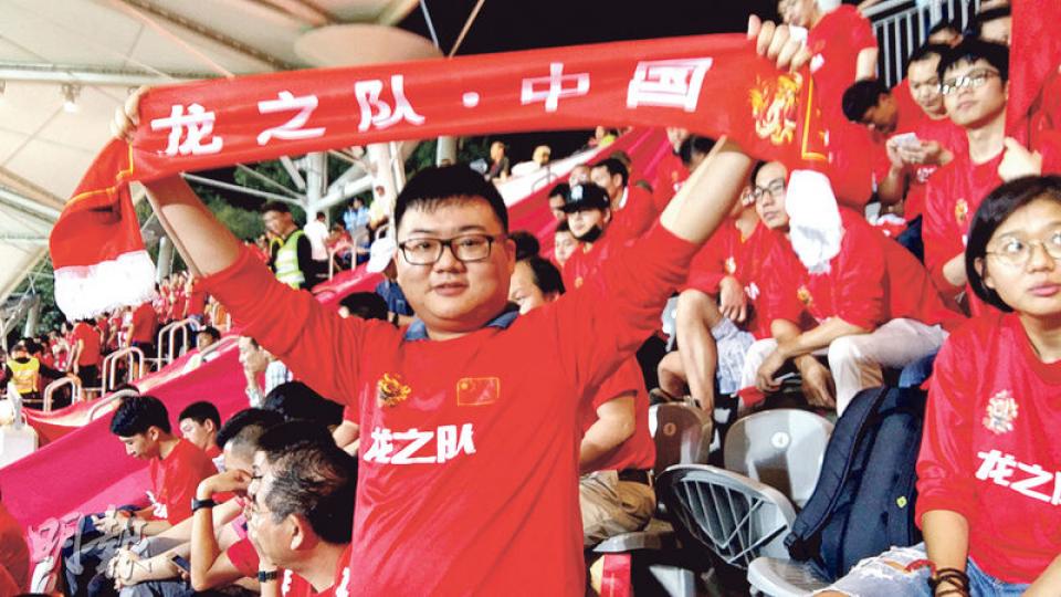 大連來港的內地球迷周先生表示,來港看球不用購票,而是通過球迷會統一發信,憑信入場,不用付錢,只需自行負擔交通和住宿費用即可。(鄧力行攝) 大連來港的內地球迷周先生表示,來港看球不用購票,而是通過球迷會統一發信,憑信入場,不用付錢,只需自行負擔交通和住宿費用即可。(鄧力行攝)