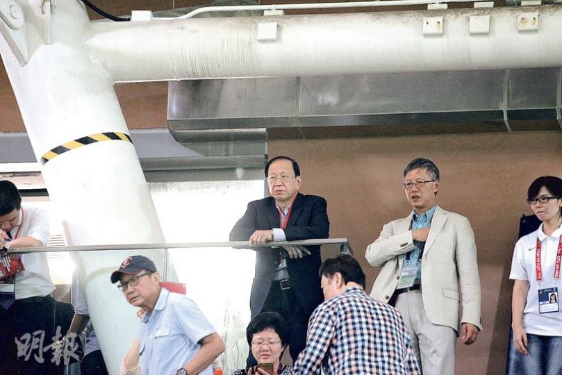 足總副主席貝鈞奇控《明報》的社評誹謗一案,上訴庭裁定明報上訴得直。貝鈞奇昨回覆表示,他個人考慮提出上訴,但要先審視判辭內容及諮詢律師意見。圖為貝鈞奇(後右三)昨晚到旺角大球場觀看世盃外圍賽港中大戰。(李紹昌攝) 足總副主席貝鈞奇控《明報》的社評誹謗一案,上訴庭裁定明報上訴得直。貝鈞奇昨回覆表示,他個人考慮提出上訴,但要先審視判辭內容及諮詢律師意見。圖為貝鈞奇(後右三)昨晚到旺角大球場觀看世盃外圍賽港中大戰。(李紹昌攝)