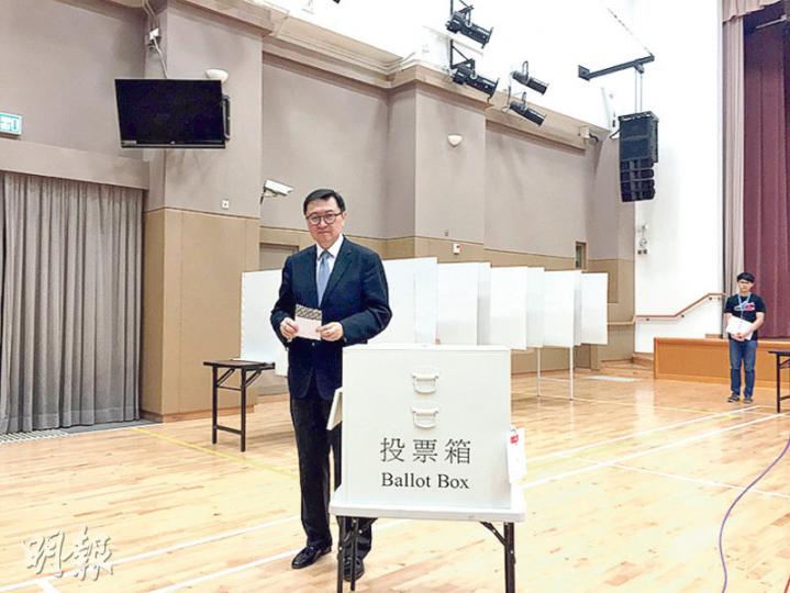 選管會主席馮驊呼籲候選人及選民維護選舉公平性,又重申選民有權對其投票選擇保密。(劉卓瑩攝)選管會展示模擬選票,選民填選票時必須用投票站提供的印章,在所選的候選人姓名旁邊的圓圈內蓋上一個剔號。(劉卓瑩攝) 選管會主席馮驊呼籲候選人及選民維護選舉公平性,又重申選民有權對其投票選擇保密。(劉卓瑩攝)選管會展示模擬選票,選民填選票時必須用投票站提供的印章,在所選的候選人姓名旁邊的圓圈內蓋上一個剔號。(劉卓瑩攝)