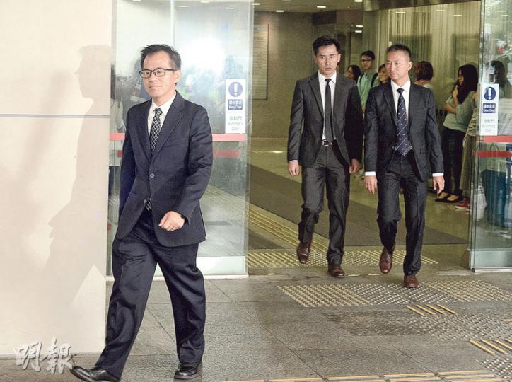 7名被告昨日上庭,包括觀塘反黑組偵緝警長白榮斌(左)、觀塘反黑組高級督察劉卓毅(中)、「O記」總督察黃祖成(右)。(鍾林枝攝)一班警方支持者昨到庭外聚集,聲援涉嫌毆打佔領示威者曾健超的7名警員。(李紹昌攝) 7名被告昨日上庭,包括觀塘反黑組偵緝警長白榮斌(左)、觀塘反黑組高級督察劉卓毅(中)、「O記」總督察黃祖成(右)。(鍾林枝攝)一班警方支持者昨到庭外聚集,聲援涉嫌毆打佔領示威者曾健超的7名警員。(李紹昌攝)