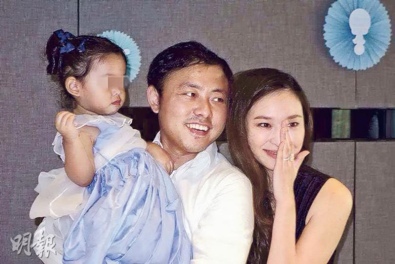 吳佩慈與未婚夫紀曉波育有女兒小蕊蕊,現在再添囝囝湊成「好」字,溫馨幸福。(微博圖片) 吳佩慈與未婚夫紀曉波育有女兒小蕊蕊,現在再添囝囝湊成「好」字,溫馨幸福。(微博圖片)