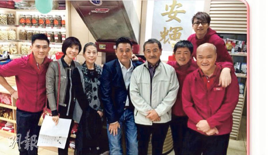 原版《愛.回家》的「馬虎」劉丹(右三)與「麗嫦」林漪娸(左二)殺入麥長青(中)的安輝海味舖。(微博圖片) 原版《愛.回家》的「馬虎」劉丹(右三)與「麗嫦」林漪娸(左二)殺入麥長青(中)的安輝海味舖。(微博圖片)