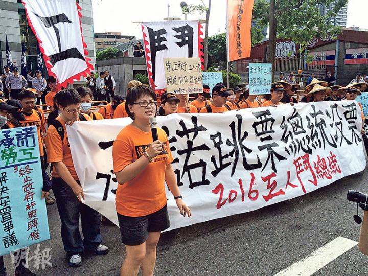 國民黨總部外昨日有人不滿朱立倫找王如玄輔選而示威。圖為國道收費員自救會與關廠工人連線示威者,批評2012年王如玄擔任勞委會主委時,曾編預算控告關廠工人,根本不站勞工一方。(李泉攝) 國民黨總部外昨日有人不滿朱立倫找王如玄輔選而示威。圖為國道收費員自救會與關廠工人連線示威者,批評2012年王如玄擔任勞委會主委時,曾編預算控告關廠工人,根本不站勞工一方。(李泉攝)